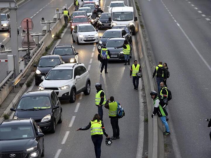 Nichts geht mehr: Demonstranten blockieren aus Protest gegen die französischen Spritpreise eine Autobahnausfahrt.