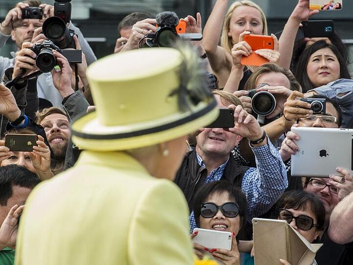Beliebtes Fotomotiv: Königin Elizabeth bei ihrem Deutschland-Besuch auf dem Pariser Platz.
