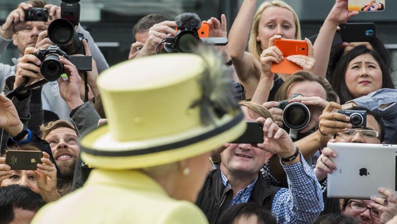 Beliebtes Fotomotiv: Königin Elizabeth bei ihrem Deutschland-Besuch auf dem Pariser Platz. Beliebtes Fotomotiv: Königin Elizabeth bei ihrem Deutschland-Besuch auf dem Pariser Platz.