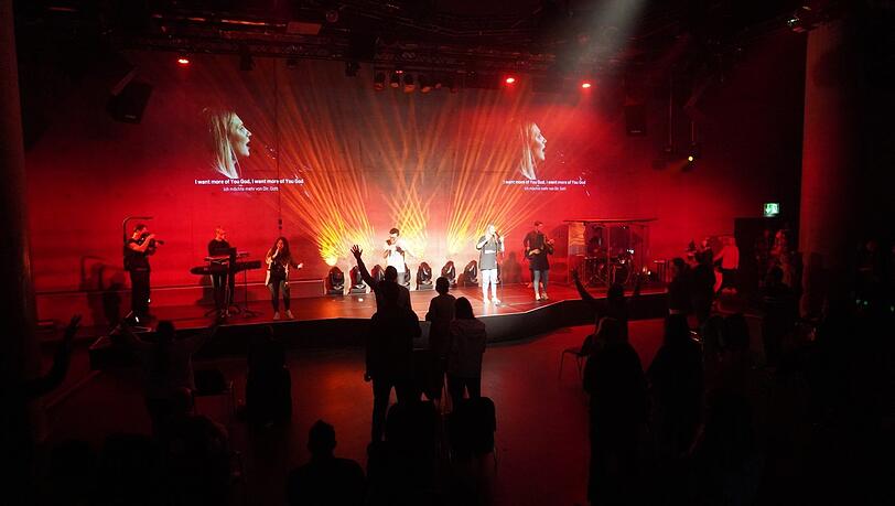 Zum Gottesdienst gehören Showeffekte wie Lichtshows und eine Band dazu, nichts für Puristen.