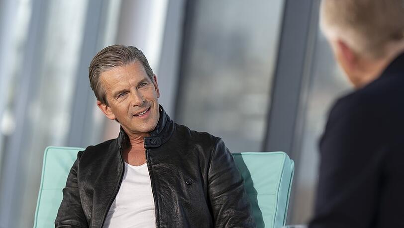 Markus Lanz im Gespräch mit seinem Moderatorenkollegen Johannes B. Kerner für die neue Ausgabe der Talk-Reihe "Bestbesetzung" bei MagentaTV (ab dem 1.4. bei MagentaTV+ abrufbar).
