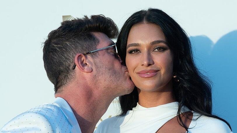 Robin Thicke und seine Partnerin haben rund sieben Jahre nach ihrer ersten Verlobung geheiratet.