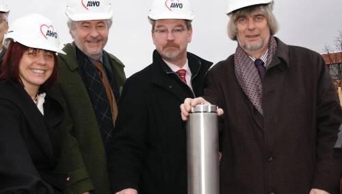 Grundsteinlegung (von rechts): Awo-Geschäftsführer Jürgen Salzhuber, SPD-Fraktionschef Alexander Reissl, Jugendrichter Kurt Hübl, Diana Stachowitz. Grundsteinlegung (von rechts): Awo-Geschäftsführer Jürgen Salzhuber, SPD-Fraktionschef Alexander Reissl, Jugendrichter Kurt Hübl, Diana Stachowitz.