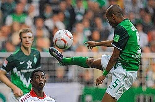Akrobatische Aktion: Bremens Wesley (r.) gegen Hamburgs Eljero Elia.