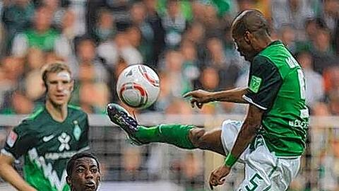 Akrobatische Aktion: Bremens Wesley (r.) gegen Hamburgs Eljero Elia.