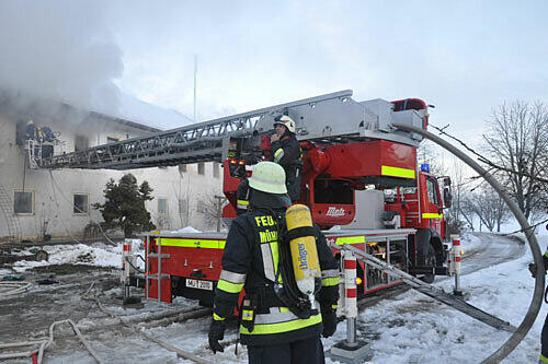 Die Feuerwehr beim Löschen des Brandes.