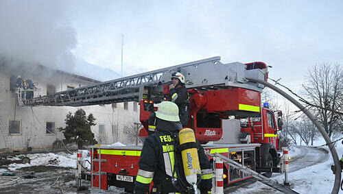 Die Feuerwehr beim Löschen des Brandes. Die Feuerwehr beim Löschen des Brandes.