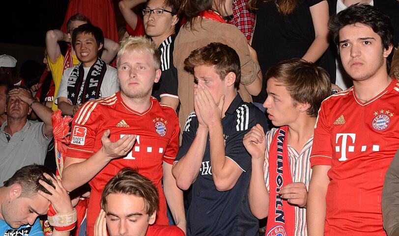 Ein Bild, das Bände spricht: Enttäuschte Bayernfans an der Leopoldstraße.