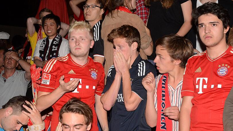 Ein Bild, das Bände spricht: Enttäuschte Bayernfans an der Leopoldstraße. Ein Bild, das Bände spricht: Enttäuschte Bayernfans an der Leopoldstraße.