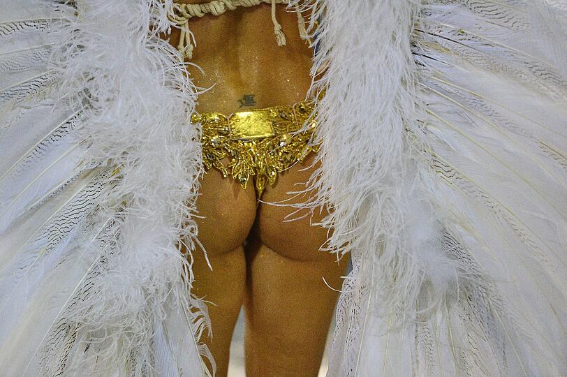 In Rio ging es in der Nacht zum Montag auf dem Straßenkarneval heiß her. Die brasilianischen Schönheiten zeigten zum Karneval-Höhepunkt viel nackte Haut und sexy Kurven.