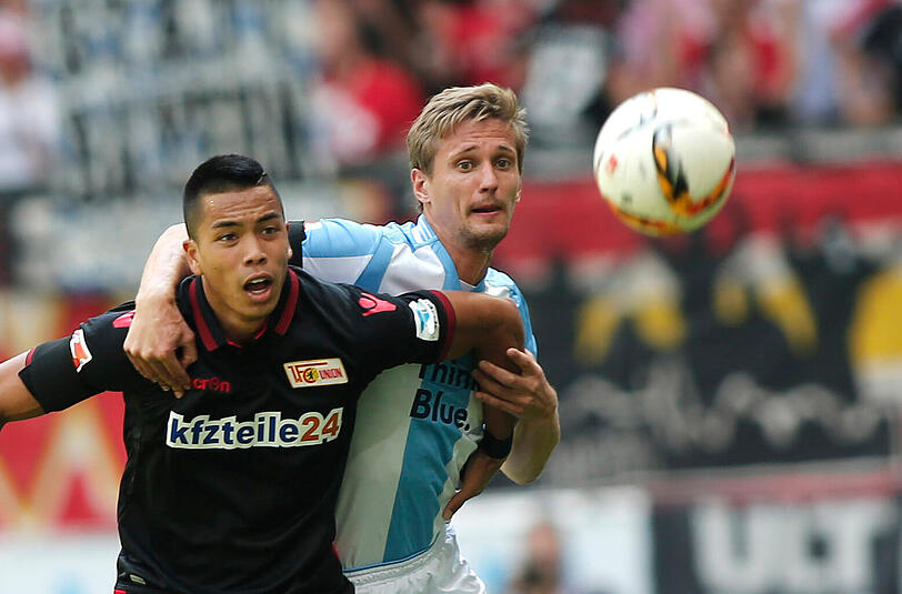 KAI BÜLOW - NOTE 3 - Bei einem Stellungsfehler und einem vertändelten Ball in der Anfangsphase etwas hölzern, aber auch mit gutem Auge in der Spieleröffnung auf Hain. Insgesamt solide.