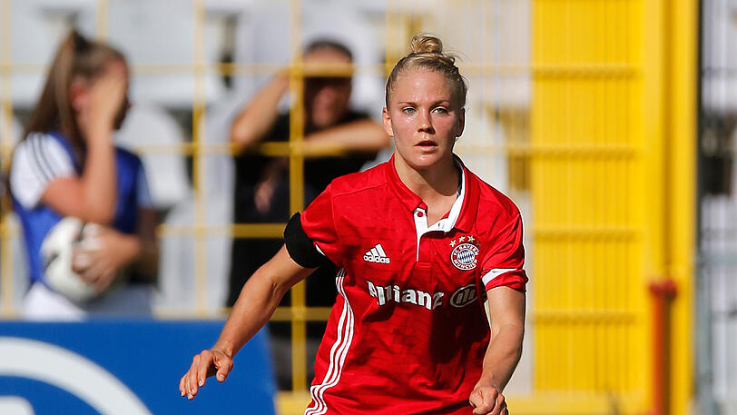 "Ein kleiner Traum von mir ist, irgendwann mal ein kleines Café zu eröffnen", sagt Bayerns Nationalspielerin Leonie Mayer.