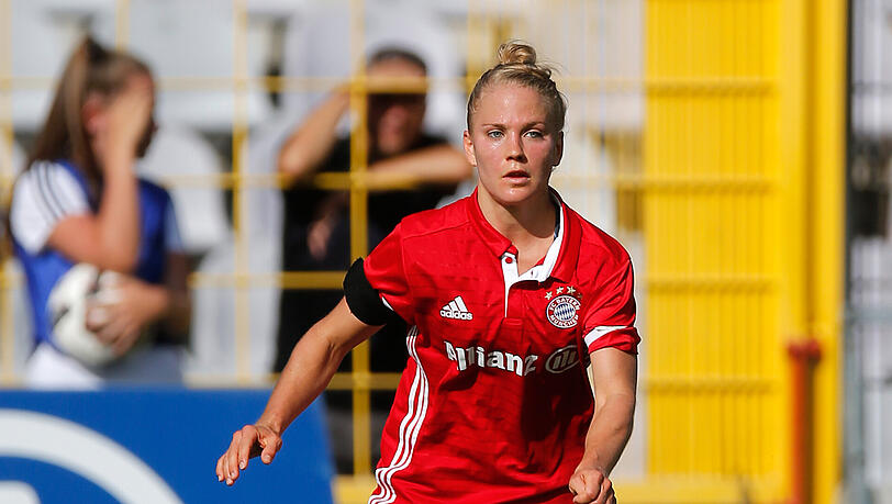 "Ein kleiner Traum von mir ist, irgendwann mal ein kleines Café zu eröffnen", sagt Bayerns Nationalspielerin Leonie Mayer. "Ein kleiner Traum von mir ist, irgendwann mal ein kleines Café zu eröffnen", sagt Bayerns Nationalspielerin Leonie Mayer.