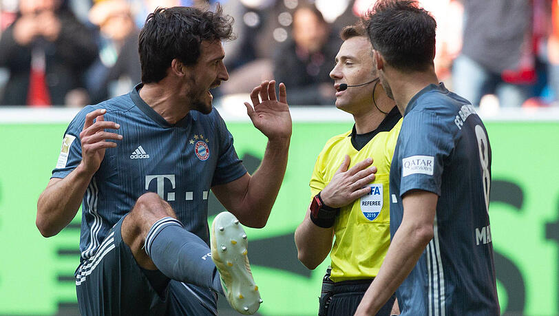 Kann es nicht glauben: Mats Hummels (li.) nach dem Elfmeterpfiff in Düsseldorf. Kann es nicht glauben: Mats Hummels (li.) nach dem Elfmeterpfiff in Düsseldorf.