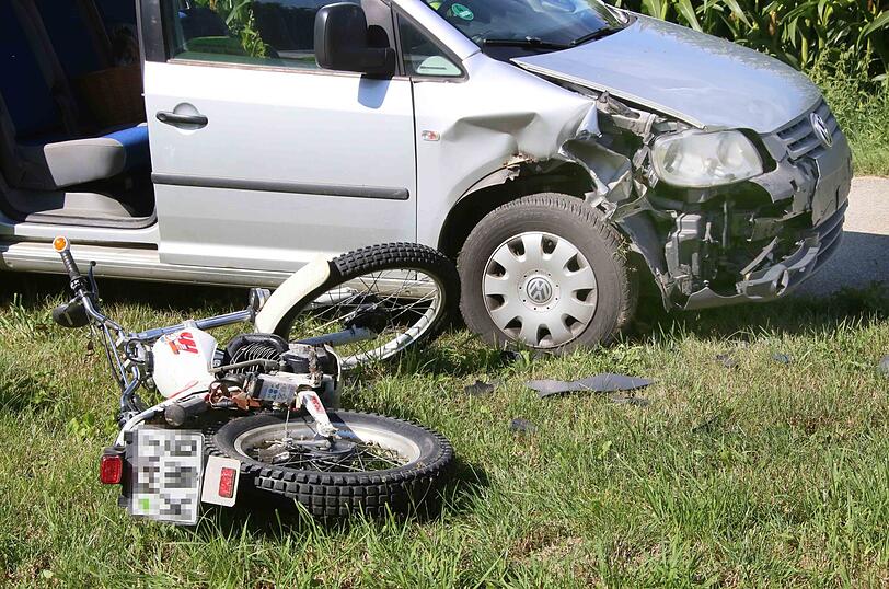 Ob der Motorradfahrer einen Führerschein für die Maschine besitze, sei Gegenstand weiterer Ermittlungen, so die Polizei.