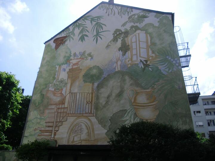 Das bemalte Haus kann man sehen, wenn man bei der Leonrodstraße 21 in den Karl Albrecht Hof einbiegt.