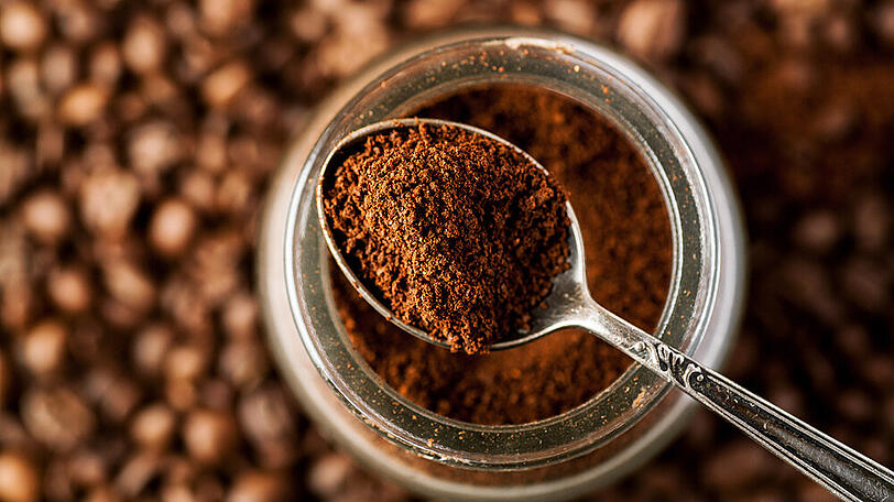 Kaffeesatz kann im Garten und im Haushalt verwendet werden.