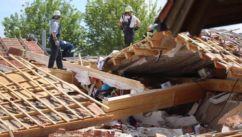 Einsatzkräfte in den Trümmern des zerstörten Hauses im bayerischen Rettenbach. Einsatzkräfte in den Trümmern des zerstörten Hauses im bayerischen Rettenbach.