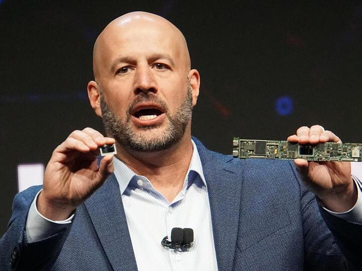 Intel-Manager Gregory Bryant zeigt auf der Technikmesse CES in Las Vegas die neuen Mikroprozessoren des Chip-Konzerns mit dem Namen &bdquo;Tiger Lake&ldquo;.