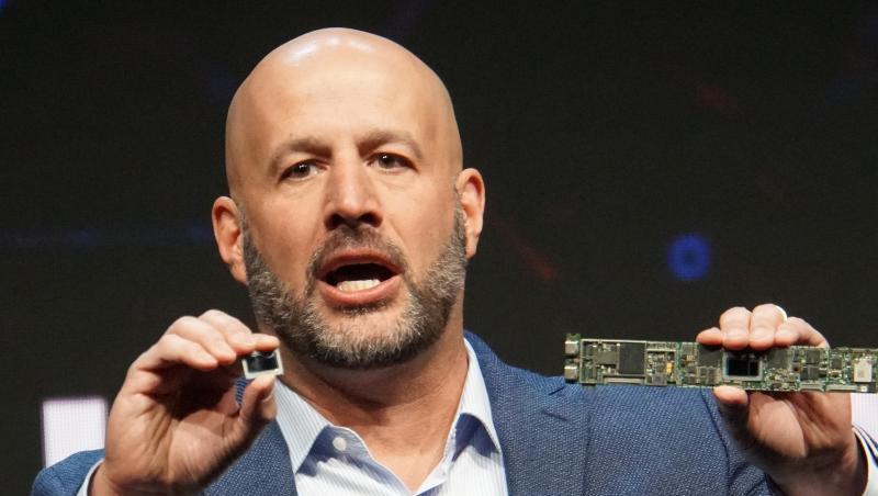 Intel-Manager Gregory Bryant zeigt auf der Technikmesse CES in Las Vegas die neuen Mikroprozessoren des Chip-Konzerns mit dem Namen „Tiger Lake“. Intel-Manager Gregory Bryant zeigt auf der Technikmesse CES in Las Vegas die neuen Mikroprozessoren des Chip-Konzerns mit dem Namen „Tiger Lake“.