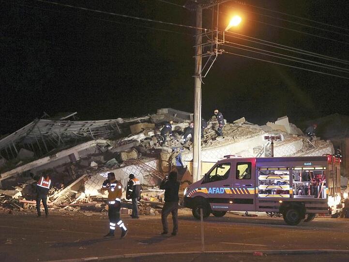 In Elazig suchen Rettungskräfte in einem eingestürzten Gebäude nach Verschütteten.