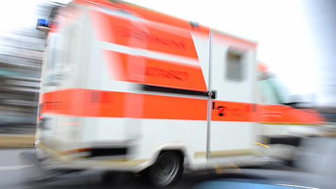 Der Rettungsdienst brachte das schwer verletzt Mädchen ins Krankenhaus. (Symbolbild)