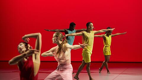 Eine Szene aus Sasha Waltz' Choreografie von Terry Rileys "In C", das heute in die Muffathalle kommt.