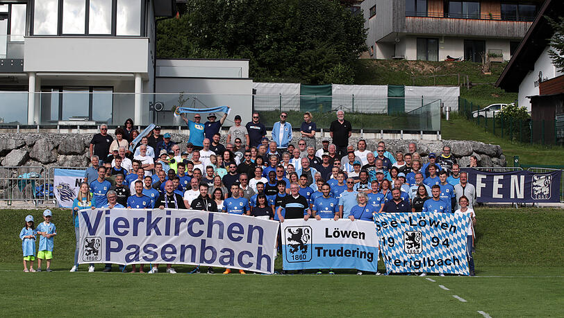 Die Löwen bei ihrem jährlichen Mannschaftsfoto mit den mitgereisten Fans. Die Löwen bei ihrem jährlichen Mannschaftsfoto mit den mitgereisten Fans.