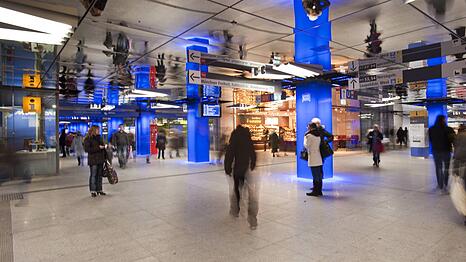 Das Sperrengeschoss an der U-Bahn-Haltestelle Münchner Freiheit: Hier sind in letzter Zeit immer wieder Versicherungsvertreter unterwegs, die Passanten ansprechen.