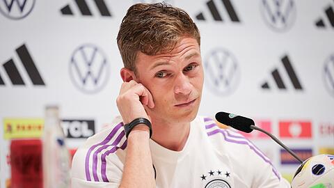 Deutschlands Joshua Kimmich beantwortet die Fragen von Journalisten.