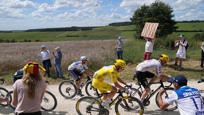 Der Slowene Tadej Pogacar (M) trägt weiter das Gelbe Trikot des Gesamtführenden.