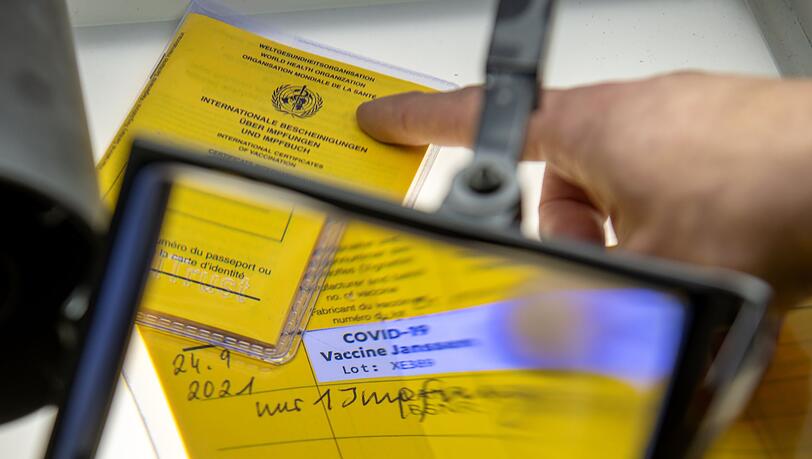 Bei den Ermittlungen gegen einen Arzt wegen manipulierter Corona-Impfungen wurden von der Kripo auch sichergestellte Impfpässe untersucht. Nun ist der gesuchte Mediziner nach jahrelanger Flucht in Südamerika gefasst worden. (Archivfoto)