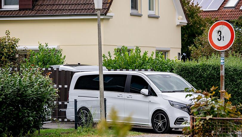 Ein Leichenwagen vor dem Wohnhaus.