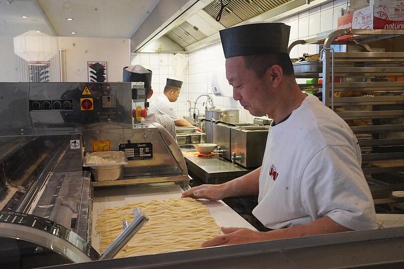 Die speziellen Udon-Nudeln werden im Umi selbst gemacht. Dafür steht eine Nudelmaschine bereit. Traditionell wurden die Nudeln in Japan mit den Füßen geknetet. Die speziellen Udon-Nudeln werden im Umi selbst gemacht. Dafür steht eine Nudelmaschine bereit. Traditionell wurden die Nudeln in Japan mit den Füßen geknetet.