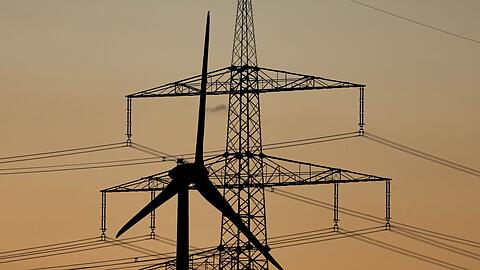 Der Ausbau der Windkraft ist entscheidend f&uuml;r die Energiewende in Deutschland. Doch die Suche nach geeigneten Fl&auml;chen zieht sich in Bayern hin. (Illustration)