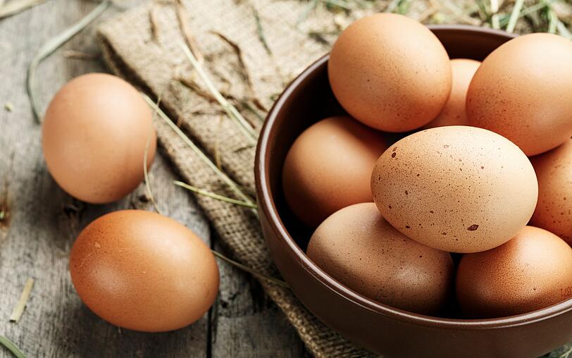 Vor allem zu Ostern sind hartgekochte und bemalte Eier sehr beliebt. Doch wie lange halten sie in einem Nest au&szlig;erhalb des K&uuml;hlschranks? Wichtig ist, dass Sie die Eier vor dem Kochen nicht anpieksen. Durch die besch&auml;digte Schale k&ouml;nnen n&auml;mlich Keime eindringen. Nach dem Kochen sollten Sie das Ei zudem kalt abschrecken. So halten sich Eier bei Zimmertemperatur bis zu drei Tage, im K&uuml;hlschrank sogar bis zu zwei Wochen.