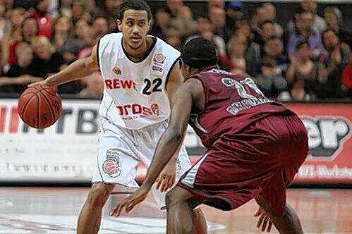 Fleißiger Punktesammler für die Bamberger: Brian Roberts (l.), hier gegen Dragon Folarin Campell.