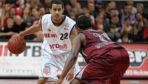 Fleißiger Punktesammler für die Bamberger: Brian Roberts (l.), hier gegen Dragon Folarin Campell. Fleißiger Punktesammler für die Bamberger: Brian Roberts (l.), hier gegen Dragon Folarin Campell.