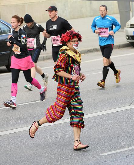 Bunte Kostüme, Kinder feuern ihre Eltern an, viel Schweiß und gute Laune: Die Bilder vom München Marathon 2012