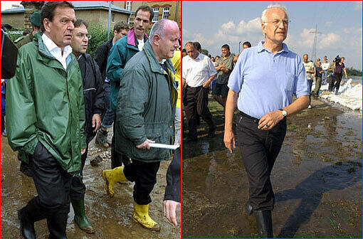 Leadership in Gummistiefeln: Gerhard Schröder (l.) und Edmund Stoiber während der Flutkatastrophe 2002.