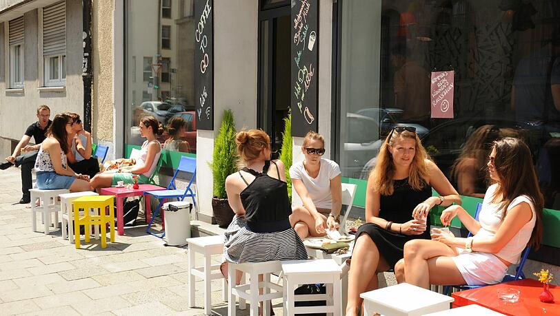 Lernstress? In der Mittagssonne auf den bunten Stühlen des "Luis41" in der Luisenstraße ist der für den Moment vergessen. Lernstress? In der Mittagssonne auf den bunten Stühlen des "Luis41" in der Luisenstraße ist der für den Moment vergessen.