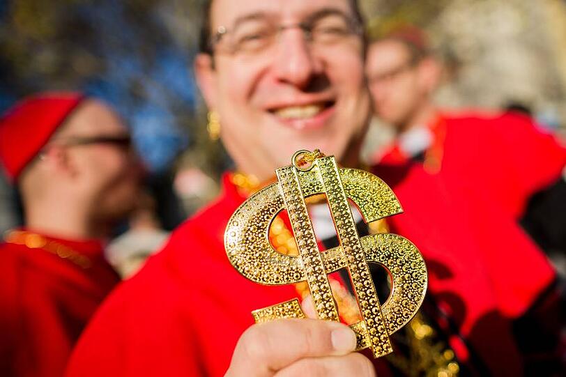 Das Dollarzeichen riesengroß - der Limburger Bischof Franz-Peter Tebartz-van Elst muss für Witze und Kostüme herhalten.