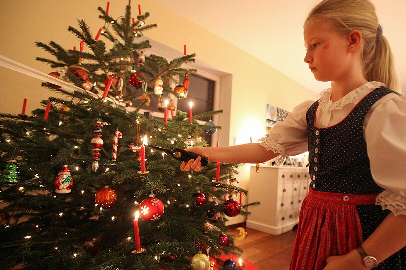 Wer echte Kerzen nimmt, sollte beim Aufstellen einiges beachten.