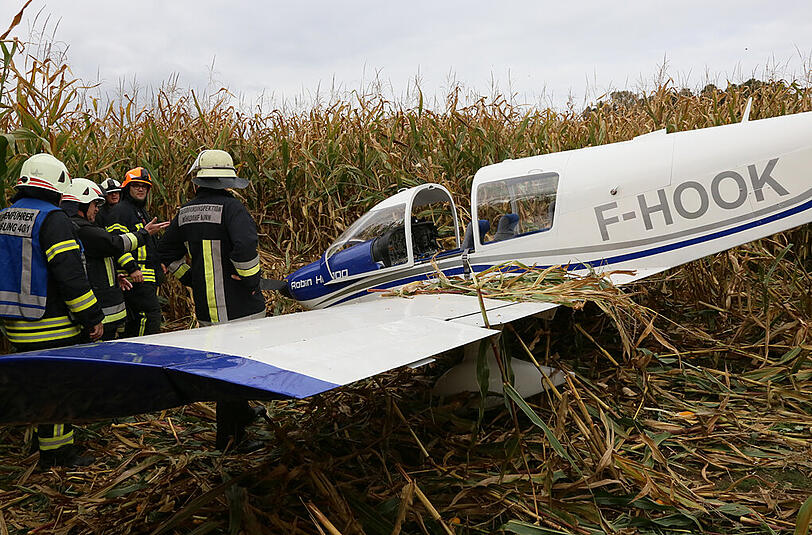 Ein einmotoriges Sportflugzeug landete nahe dem Flugplatz Mößling in einem Maisfeld: die Bilder von der Unfallstelle.