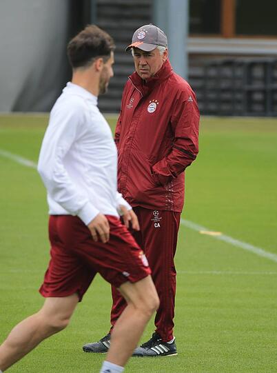 Javi Martinez agiert unter den aufmerksamen Augen von Carlo Ancelotti.