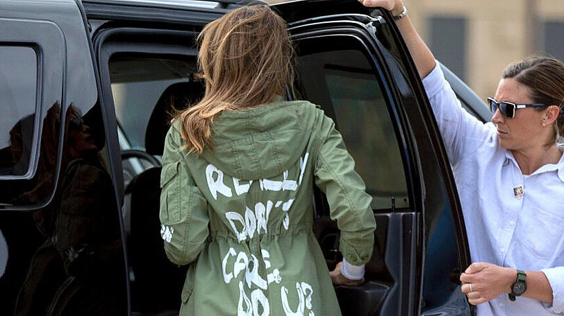&bdquo;I really don&rsquo;t care, Do u?&ldquo; (Mir wirklich egal, und euch?), steht im Juni auf der Jacke von Melania Trump &ndash; just zu der Zeit, als ihr Gatte, der US-Präsident, an der mexikanischen Grenze Flüchtlingskinder von ihren Eltern trennen lässt. Satire oder Ernst, fragt man sich in den Netzwerken.