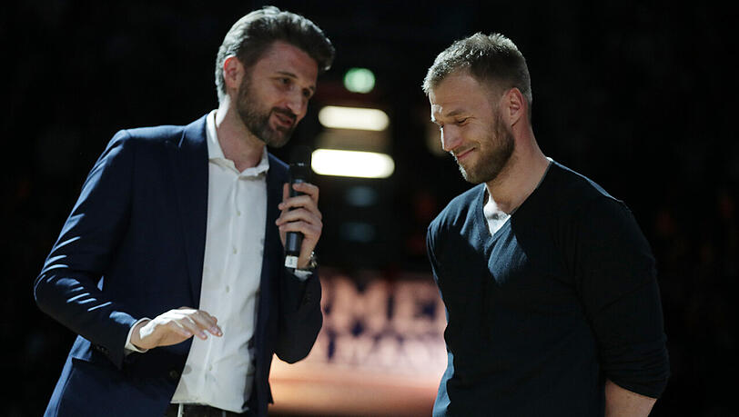 Gerührt: Ex-Bayern-Spieler Anton Gavel bei seiner offiziellen Verabschiedung - links FCBB-Geschäftsführer Marko Pesic. Gerührt: Ex-Bayern-Spieler Anton Gavel bei seiner offiziellen Verabschiedung - links FCBB-Geschäftsführer Marko Pesic.