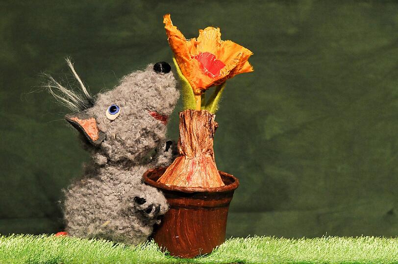 Bei den Inszenierungen mit Puppen und Figuren werden Geschichten für Kinder erzählt.