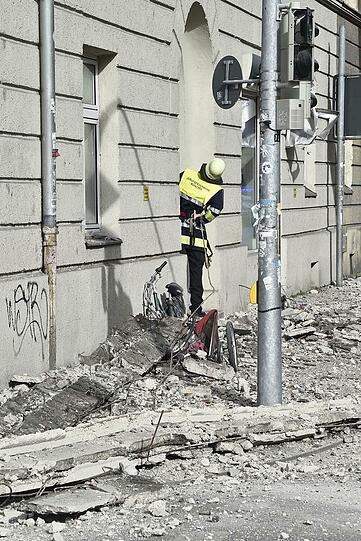 In der Kapuzinerstraße sind Teile eines Hausdachs einfach auf die Straße gefallen.