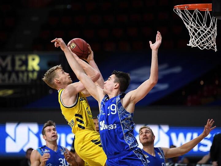Gytis Masiulis (r) von Fraport Skyliners in Aktion gegen Niels Giffey von Alba Berlin. Foto: Andreas Gebert/Reuters-Pool/dpa
